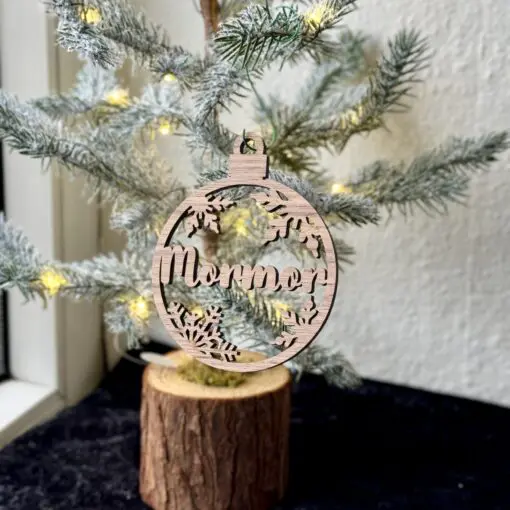 julekugle med navn i valnød