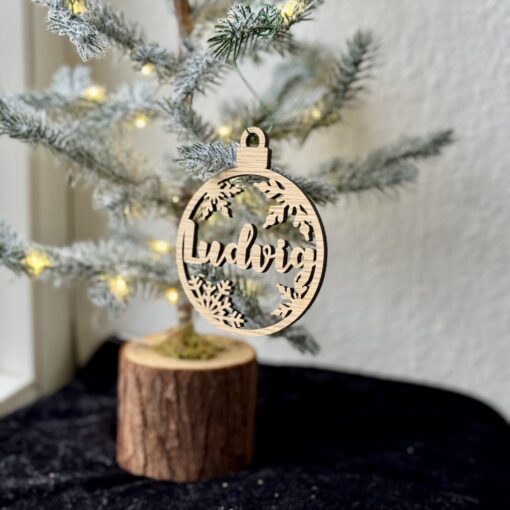 julekugle med navn i egetræ