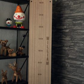 Højdemåler i træ - til børneværelset