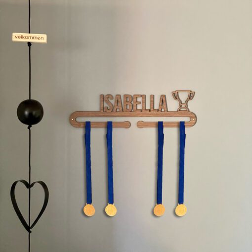 Medalje holder med navn og pokal